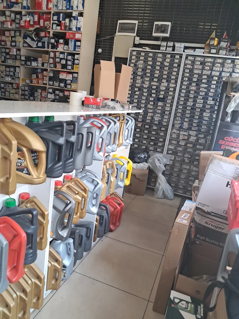 Taner Otomotiv mağazasının içi