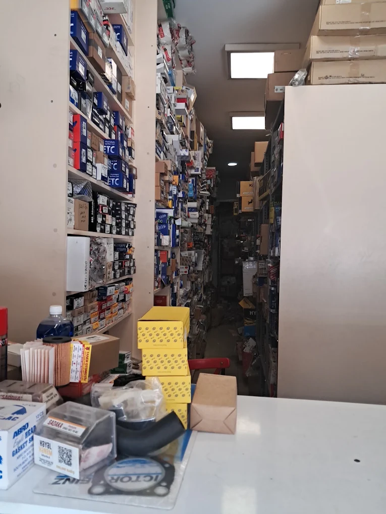 Taner Otomotiv mağazasının içi